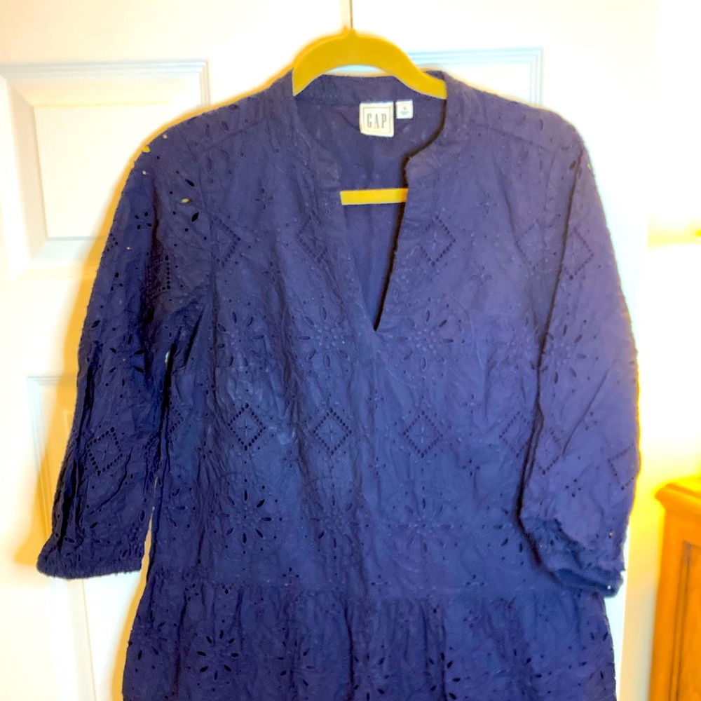 Like-new GAP eyelet dress size small.